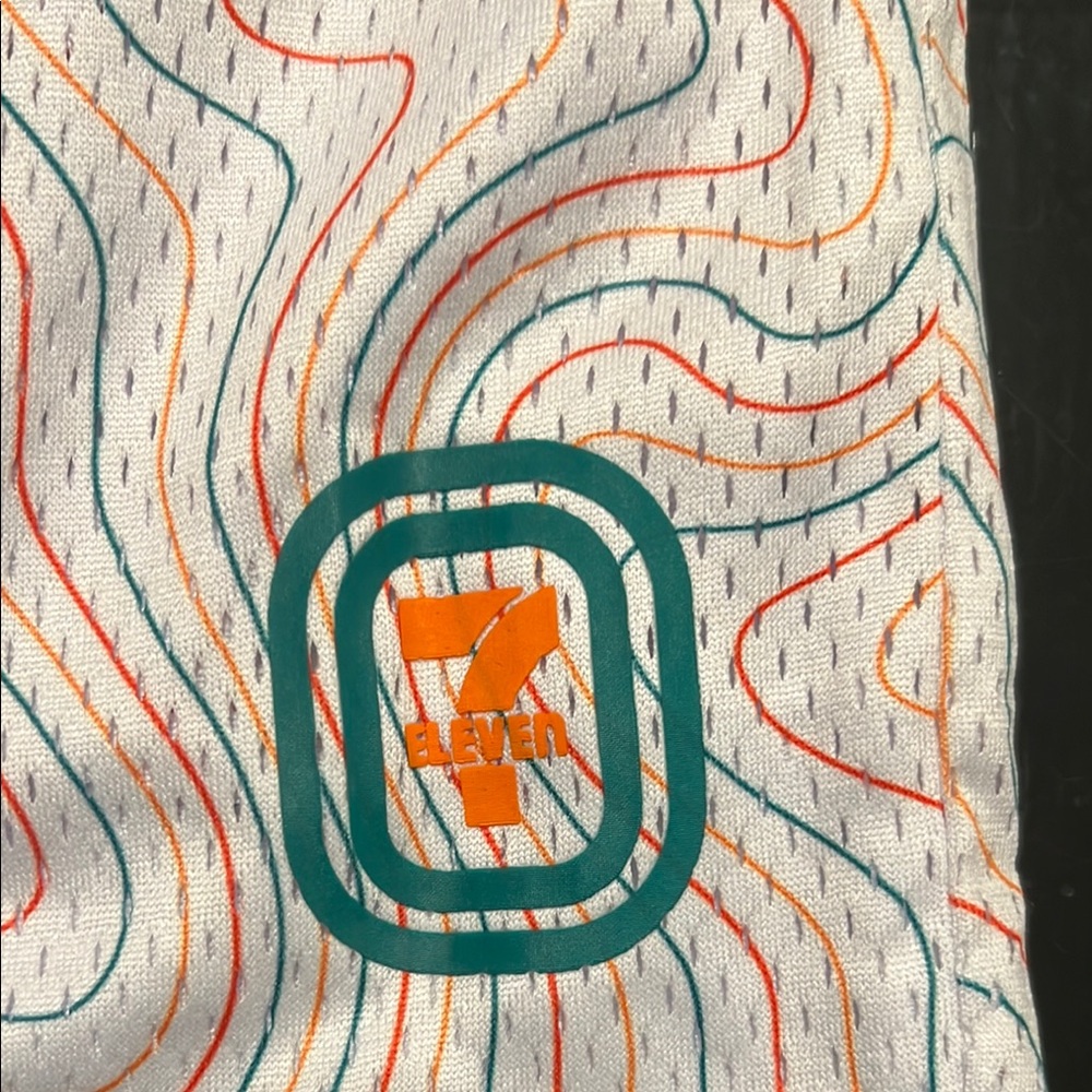 Vibrant Wavy Pattern Shorts - Picture 3 of 7
